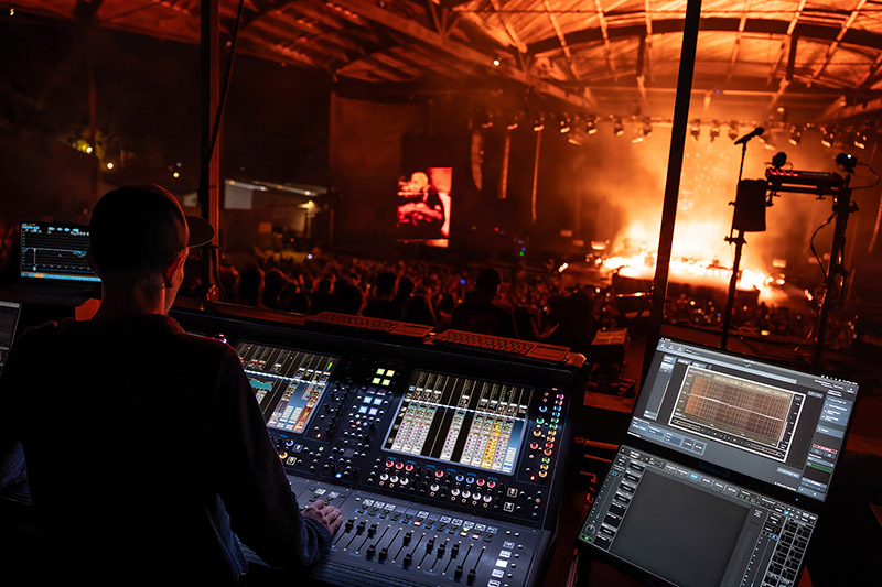 Jamie Tinsley mixing Fred Again on a DiGiCo Quantum338 console with Soundtheory’s Gullfoss Live seen on the transform.engine monitor to the right of the desk