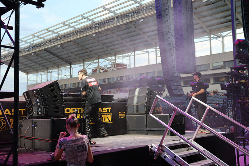 The Stadium stage featured a “Texas headphones” DJ fill system comprised of three L-Acoustics Kara II over two SB18 per side, driven by three LA8